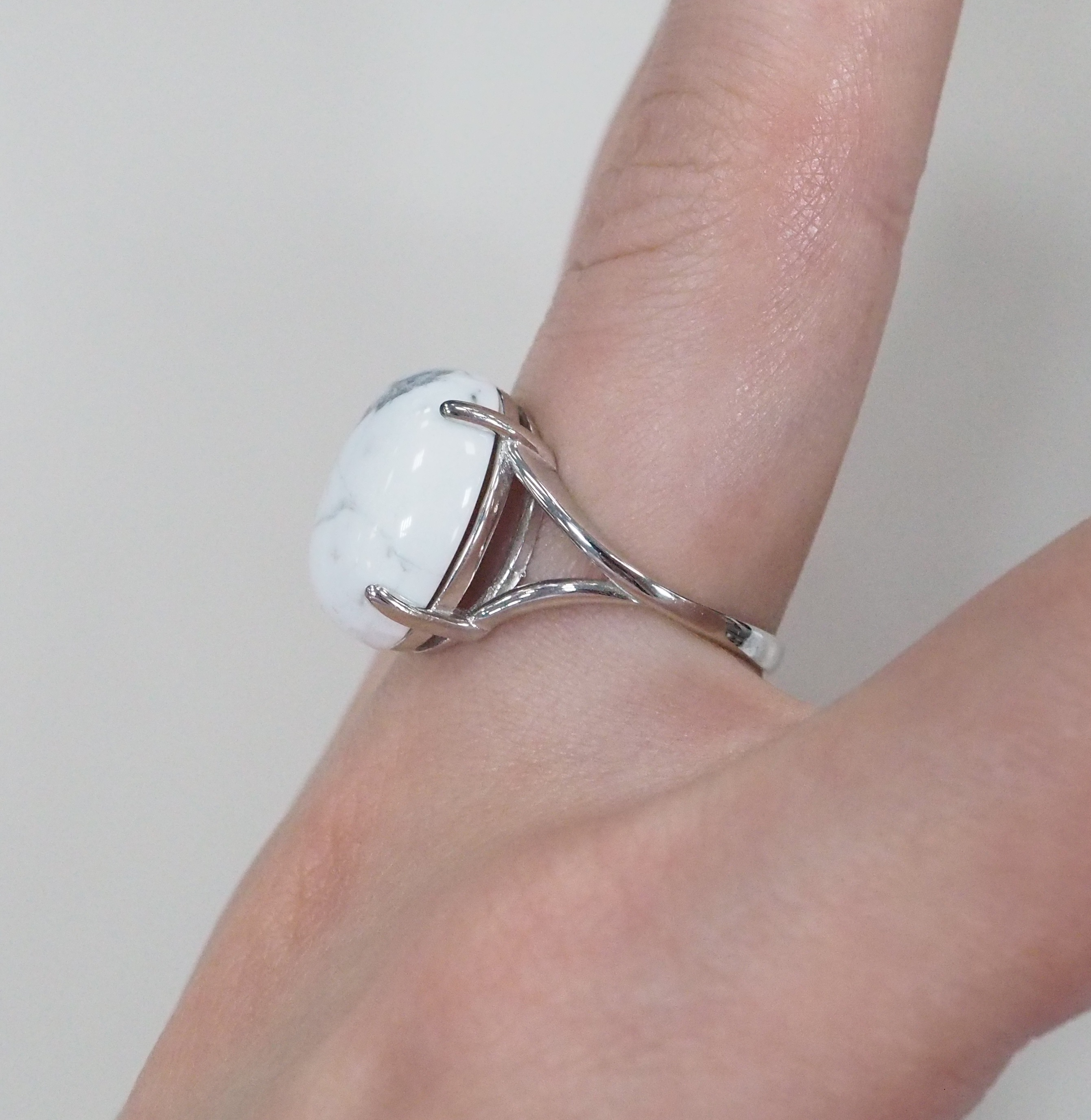 Серебряное кольцо с кахолонгом